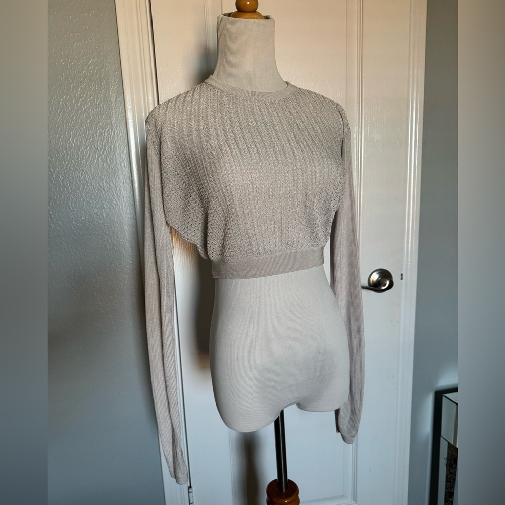 Free People Cropped knit Sweater in XS
Stylish Gray Knit Sweater